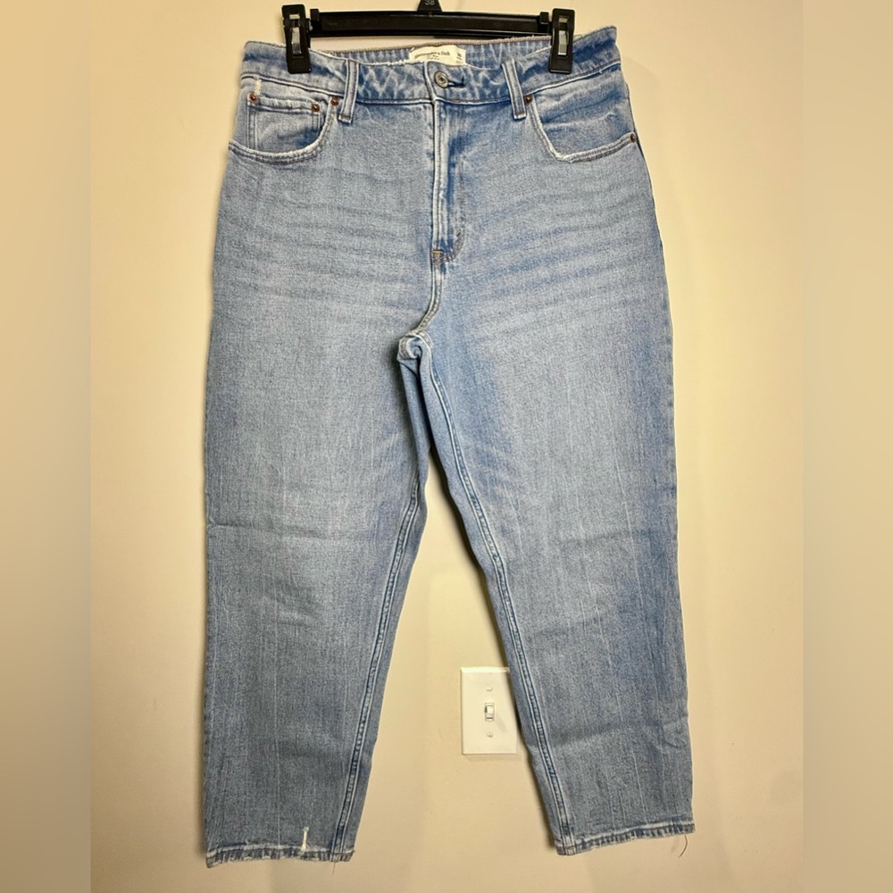 LIKE NEW Abercrombie & Fitch High Rise Mom Curve Love Jeans - Size 30 Short